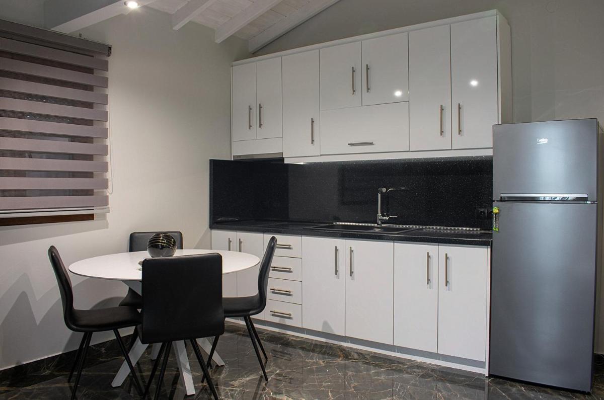 Stamos Apartments And Studios Vourvourou Rom bilde